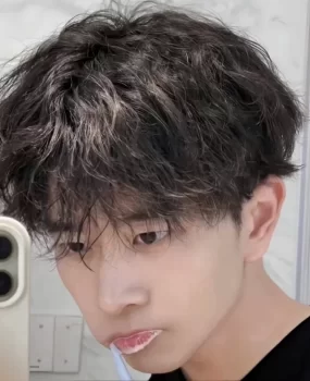 22岁，男大学生，颜值高，有腹肌胸肌，性格好，服务态度好